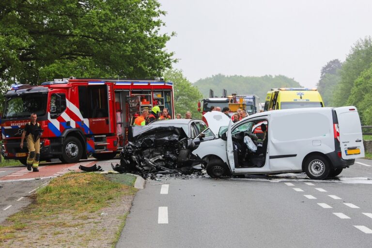Bestuurder en kind gewond bij ernstig ongeval
