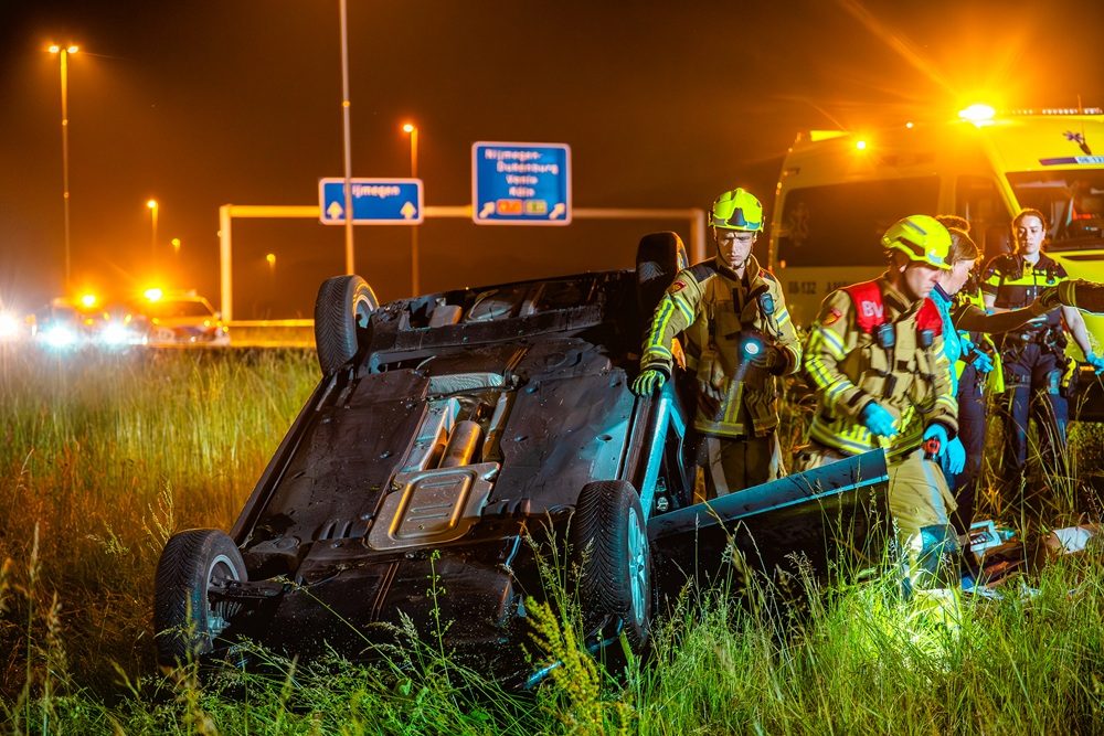 Auto crasht op snelweg, bestuurder gewond