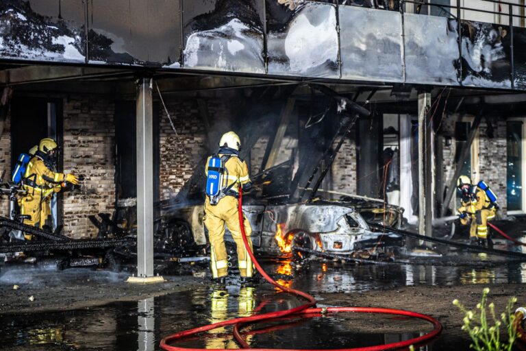 Auto in brand bij appartementencomplex, acht woning ontruimd