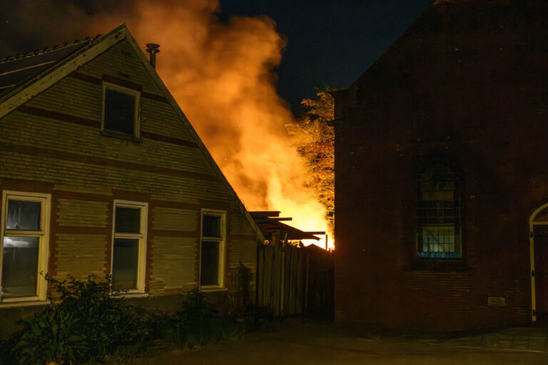 Uitslaande brand verwoest schuur achter woning