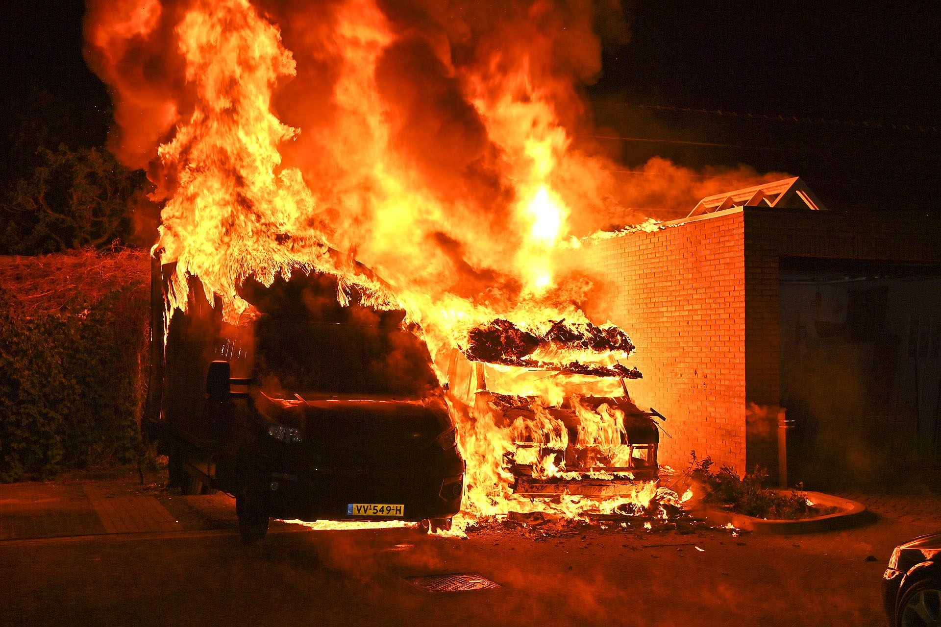 Camper en bakwagen verwoest door felle brand