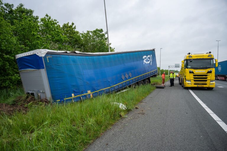Vrachtwagen verliest trailer op snelweg