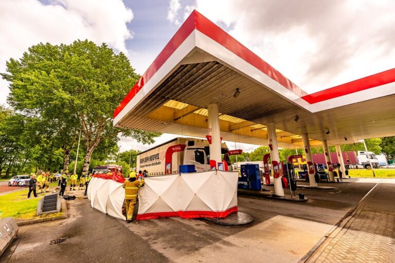 Persoon aangereden door vrachtwagen bij tankstation