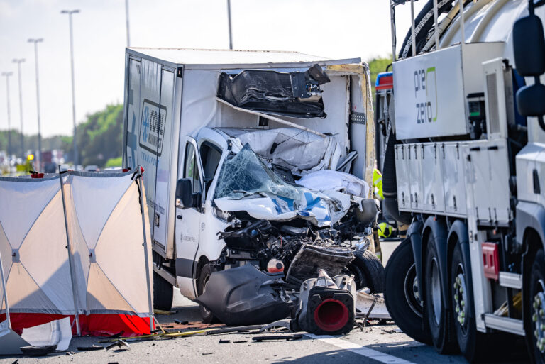 Dode bij botsing tussen bakwagen en vrachtauto op snelweg