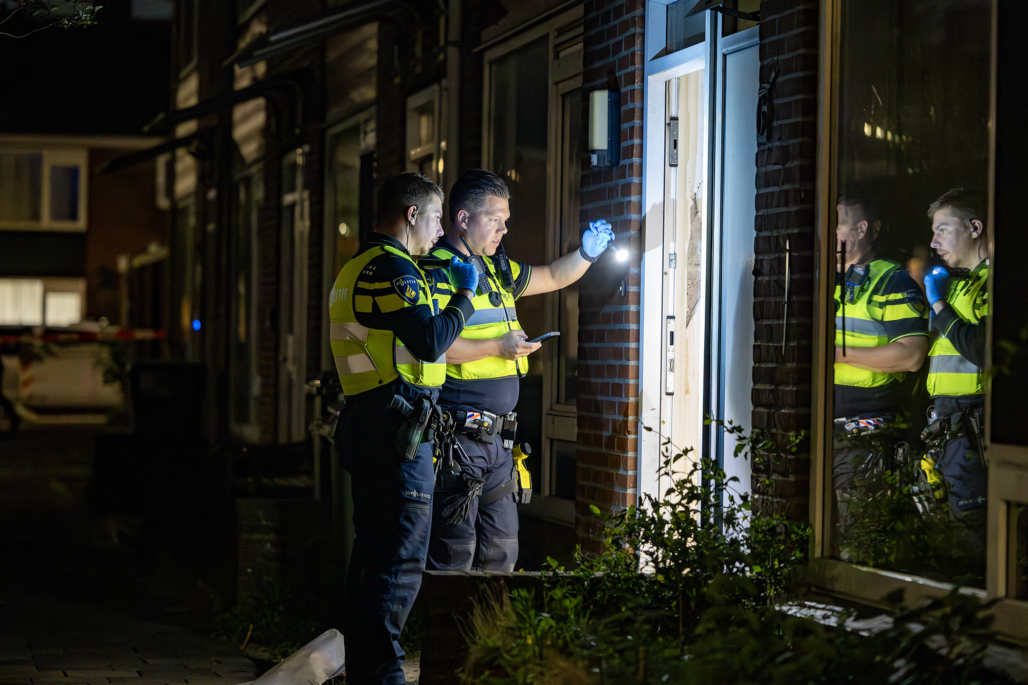 Woning beschadigd door explosie, politie doet onderzoek