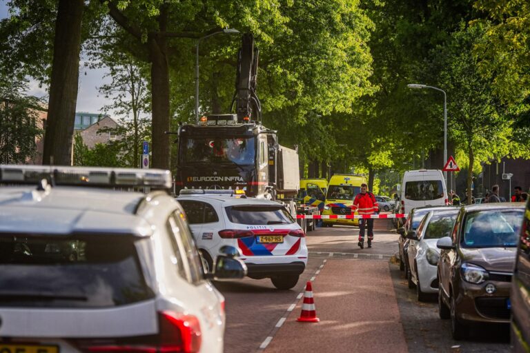 Scooterrijder botst tegen kraan en raakt zwaargewond