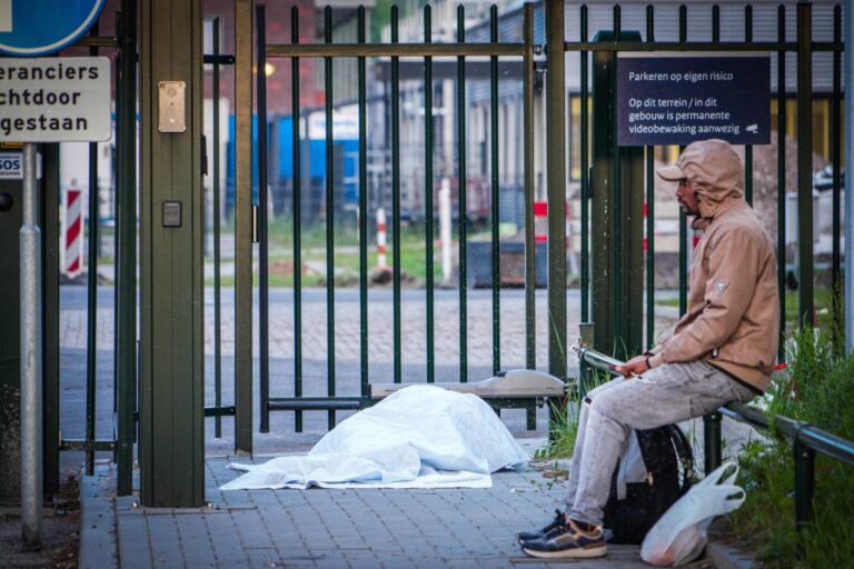 Noodopvang onvoldoende, asielzoekers slapen voor hekken in Ter Apel