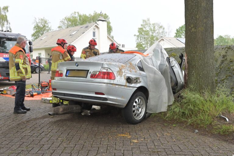Automobiliste bekneld na botsing tegen boom, traumahelikopter opgeroepen