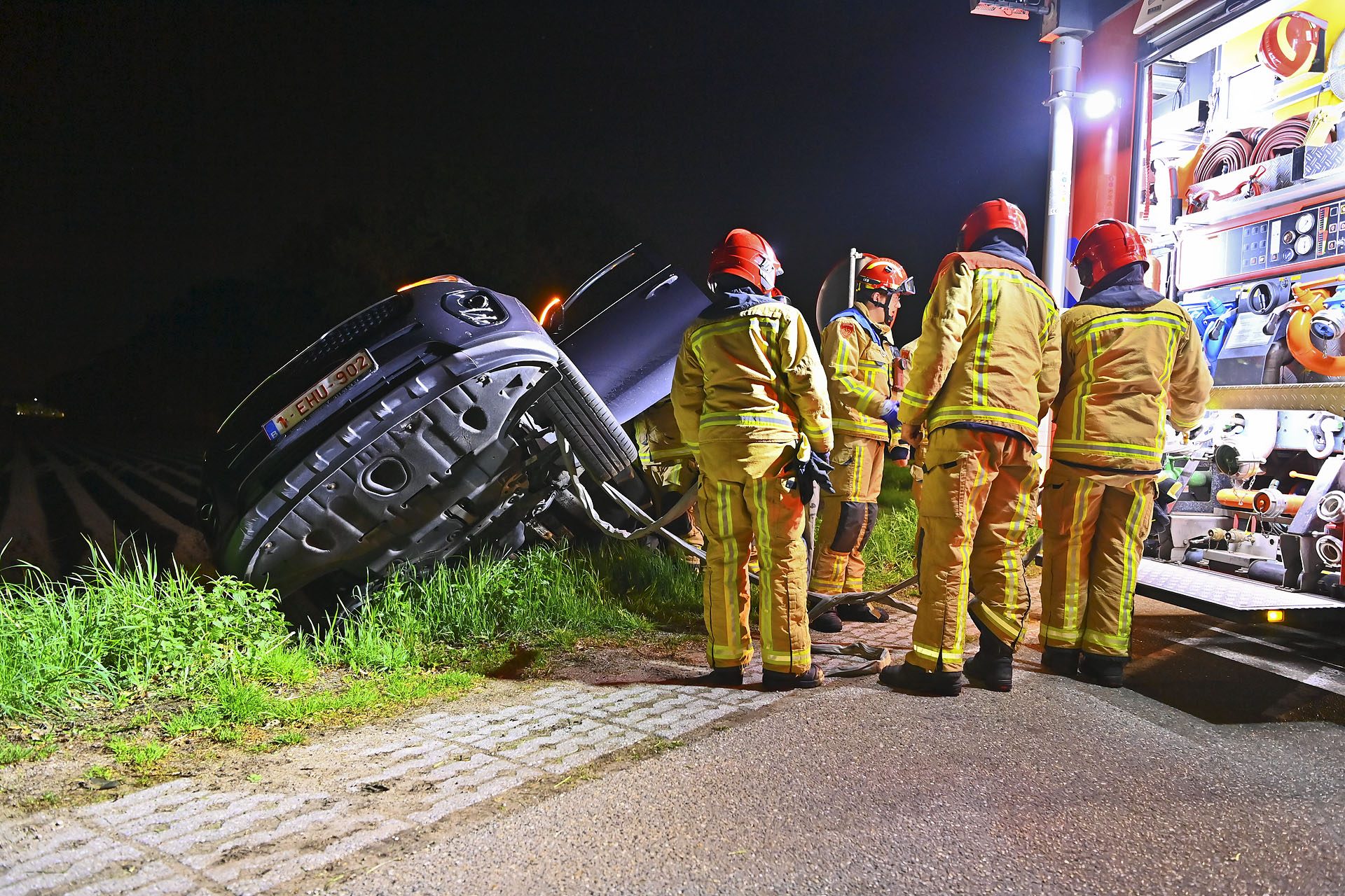 Automobilist rijdt achteruit sloot in, brandweer bevrijdt vrouw