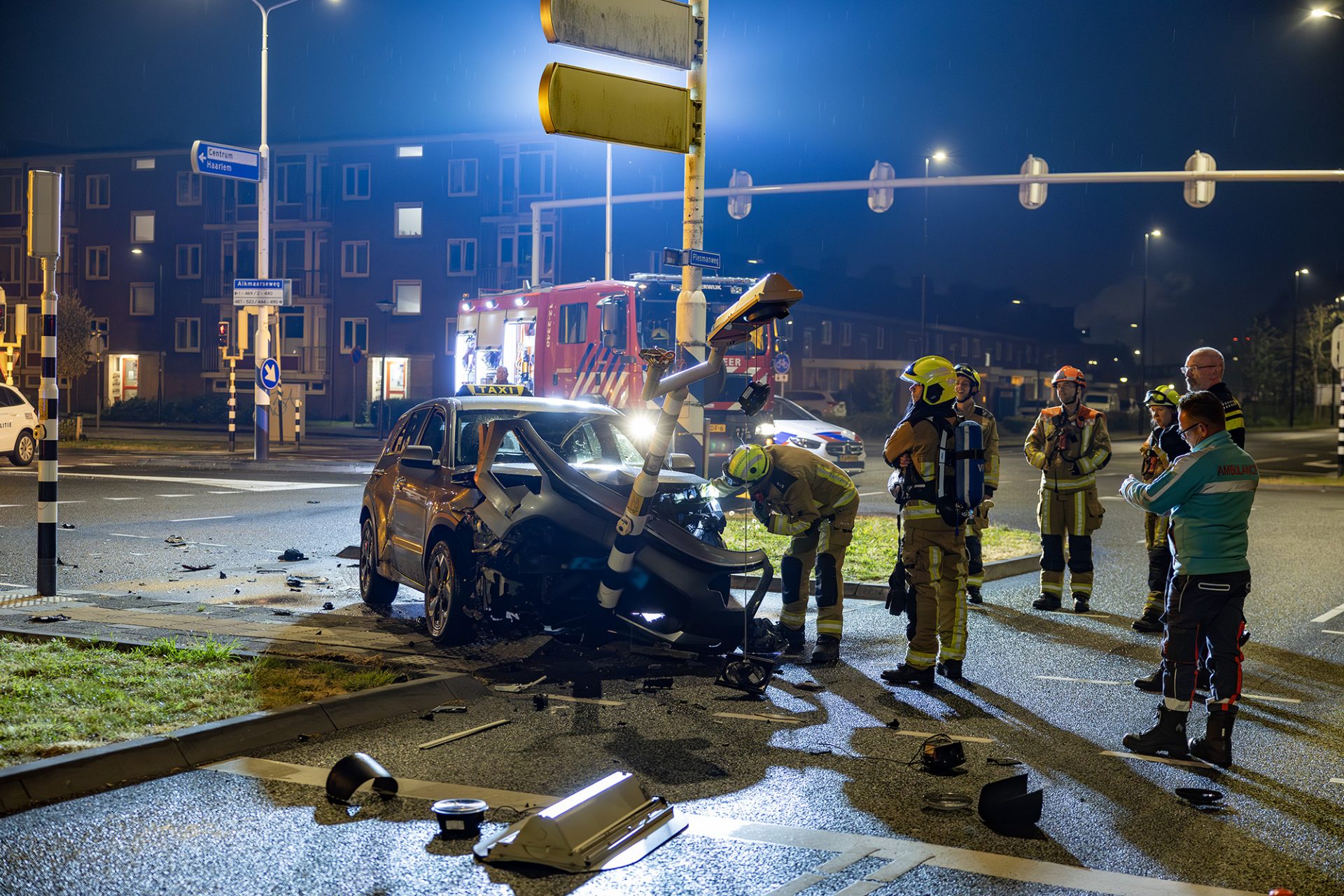 Taxi ramt verkeerslicht na ongeval op kruising