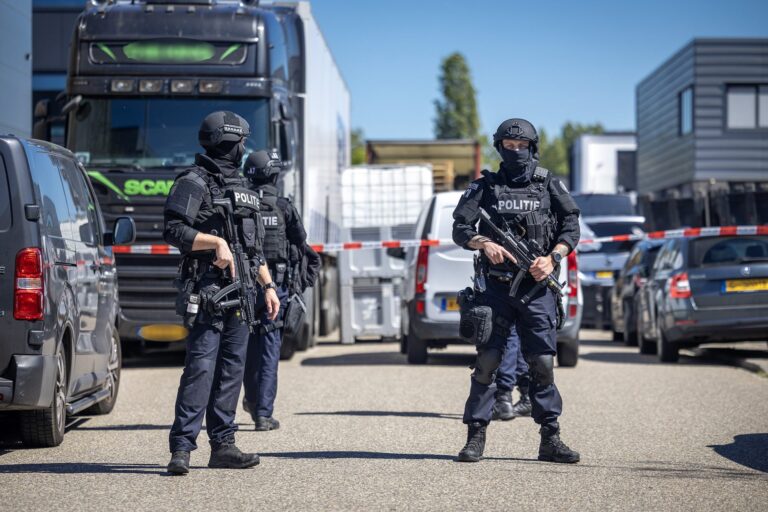 Zwaarbewapende agenten bewaken pand
