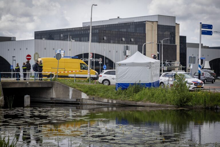 Omstanders zien levenloos lichaam drijven in water