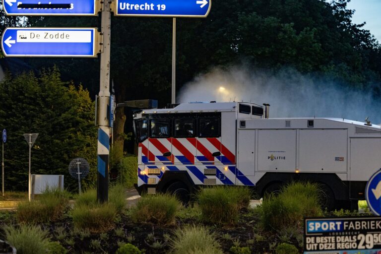 ME en waterwerper ingezet na ongeregeldheden bij protest tegen AZC