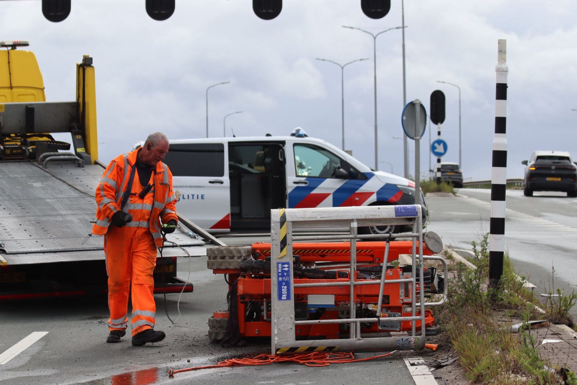 Mini hoogwerker valt van trailer in bocht, weg tijdelijk afgesloten