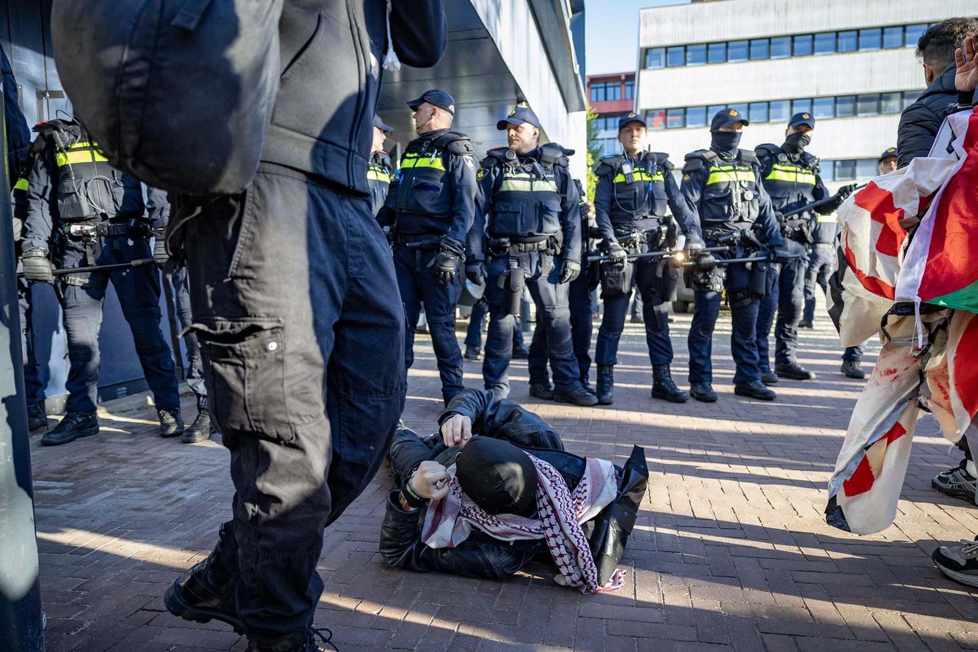 ME haalt demonstranten uit bezet VU-gebouw en verricht aanhoudingen