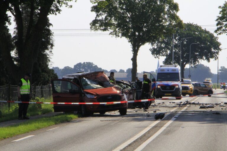 Dode bij ernstig ongeval met auto’s en vrachtwagen