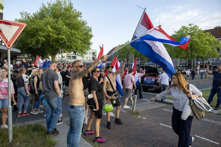 Spanning bij demonstraties rond komst asielopvang, politie grijpt in