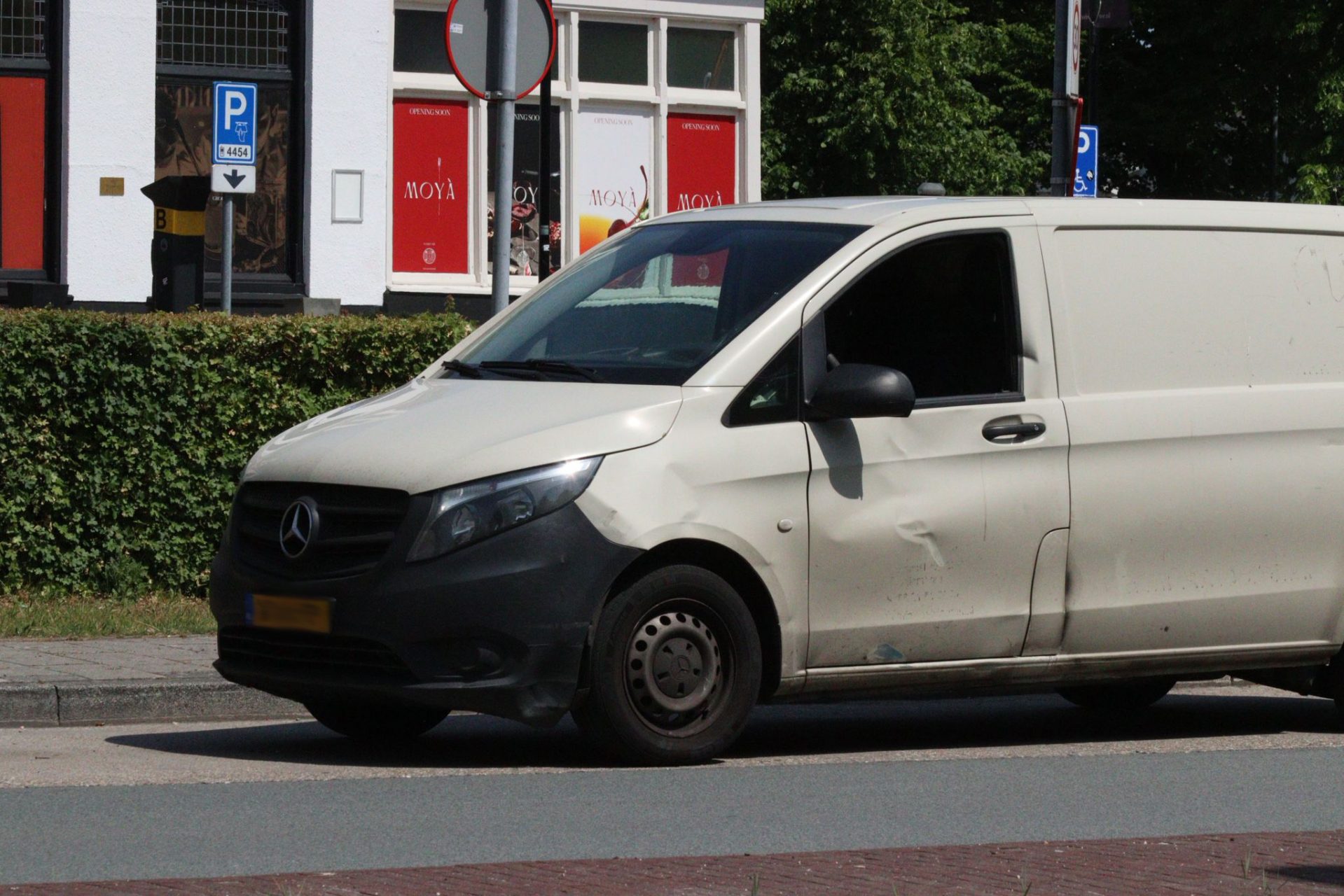 Twee personen naar ziekenhuis na scooterongeval