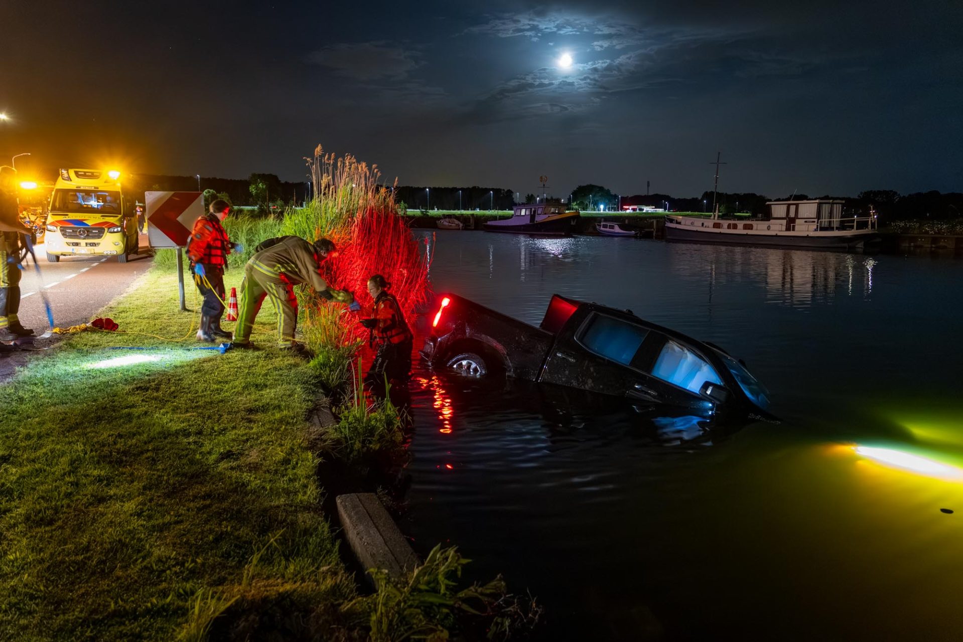 Auto te water, bestuurder aangehouden