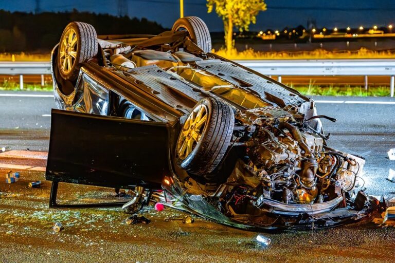 Ravage na ongeval op snelweg, auto slaat over de kop