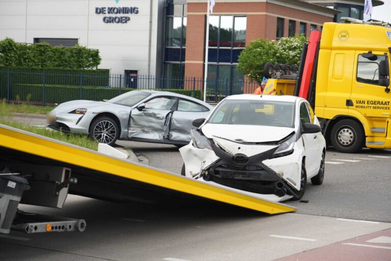 Porsche belandt op betonblok na botsing