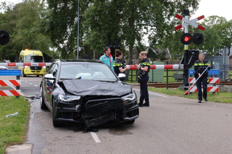 Treinverkeer stil na botsing op spoorwegovergang tussen twee auto’s