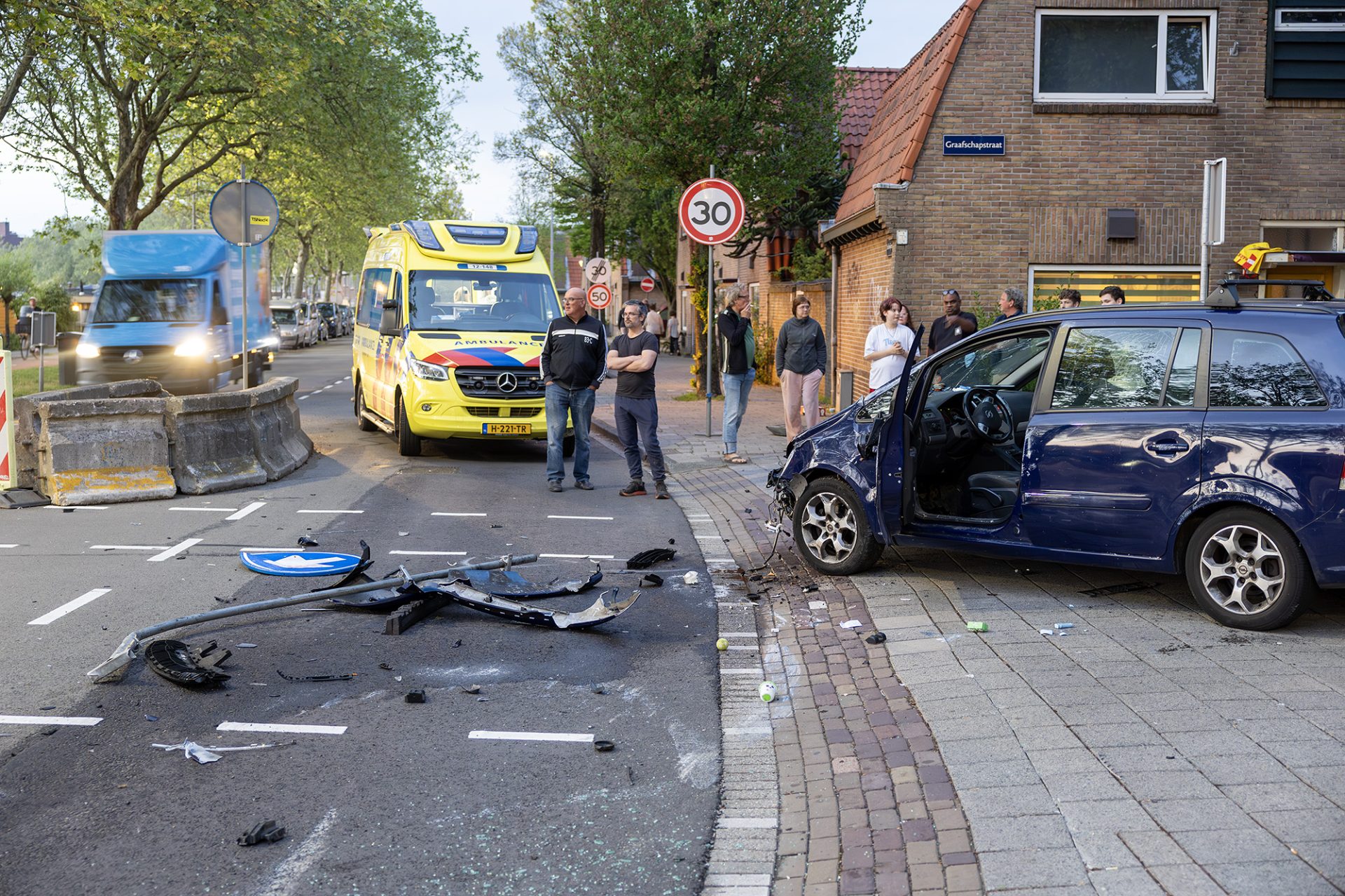 Auto over de kop na aanrijding met wegafzetting, bestuurder aangehouden