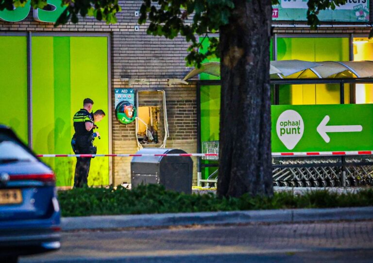 Plofkraak op geldautomaat bij supermarkt