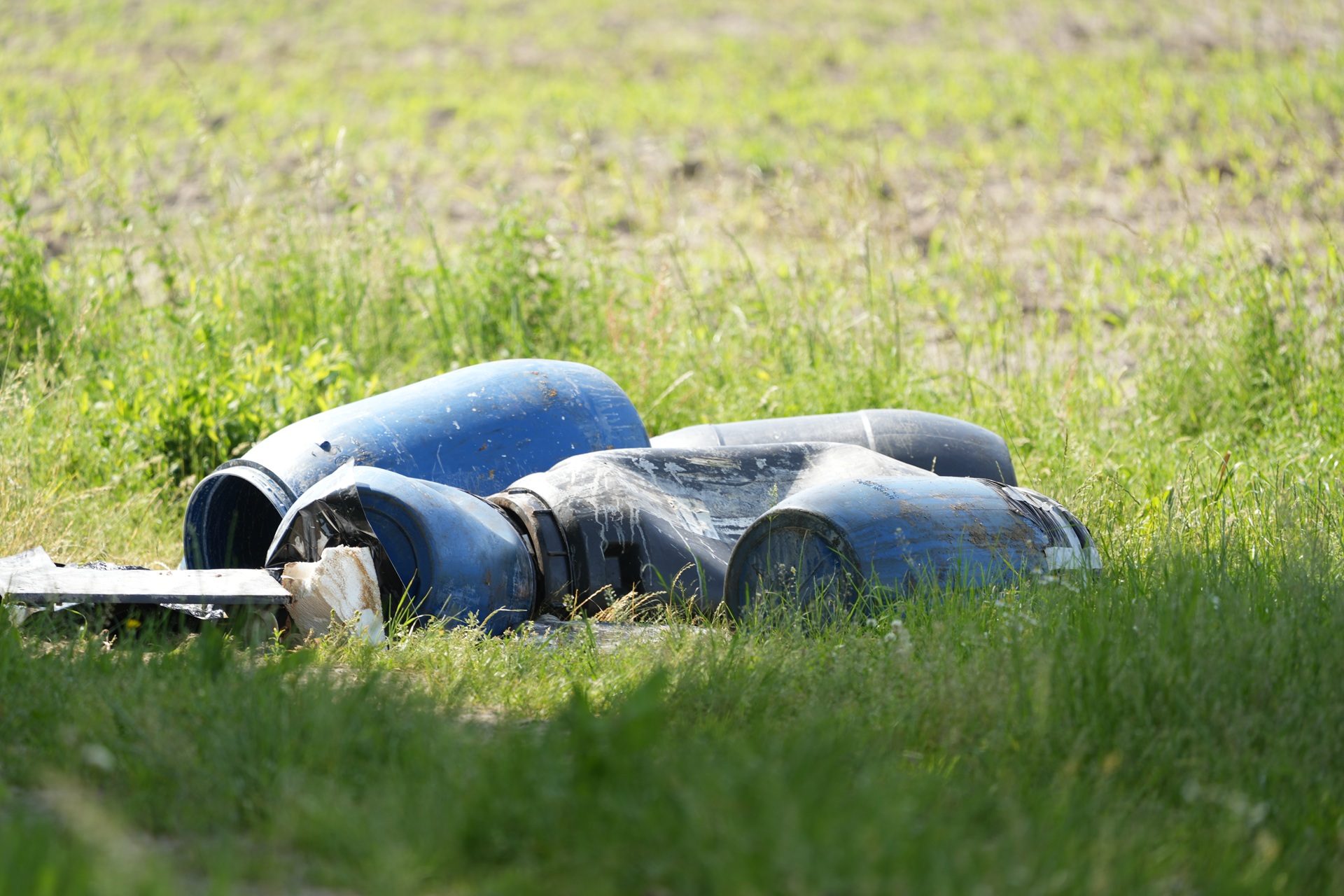 Vaten met mogelijk drugsafval gedumpt in buitengebied