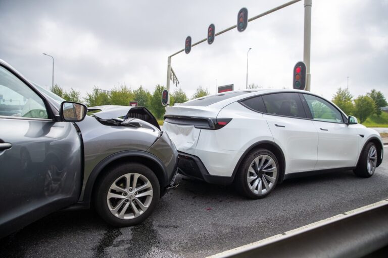 Tesla op autopilot maakt noodstop bij verkeerslichten