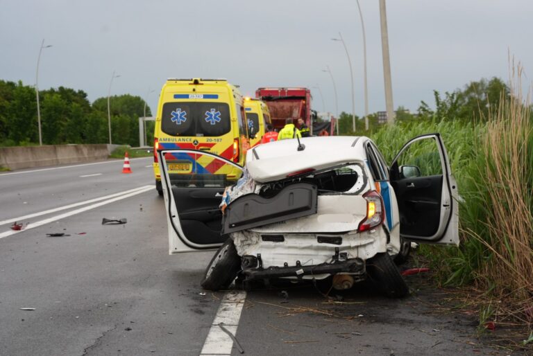 Ernstig ongeval: vrachtwagen botst achterop stilstaande auto