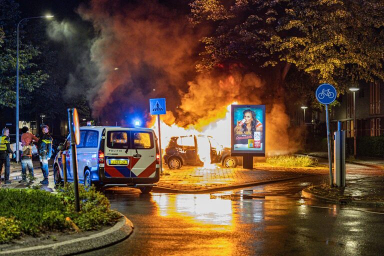 Persoon uit brandende auto gehaald en aangehouden na vermoedelijke inbraak