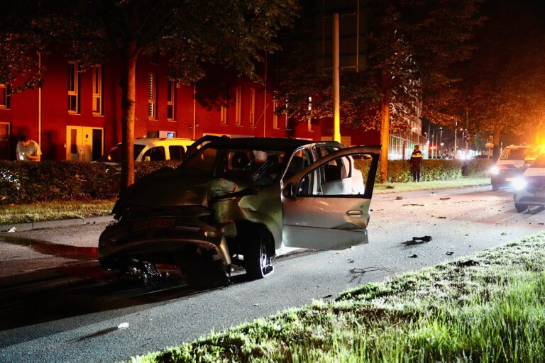 Zware crash tegen verkeerspaal, meerdere gewonden