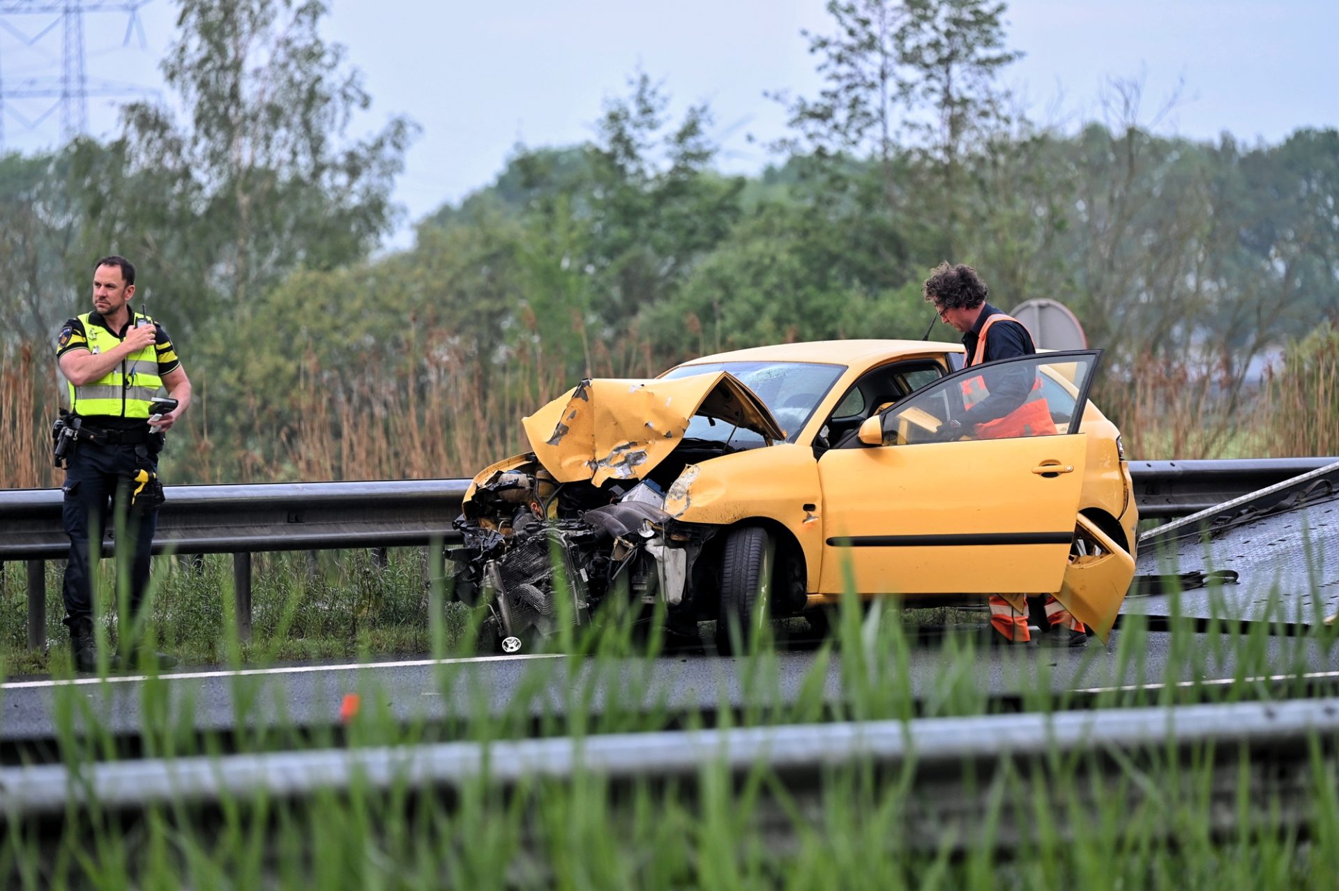 Dronken automobilist ramt aanhanger en crasht tegen vangrail