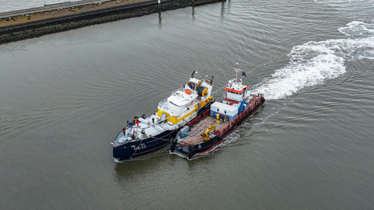 Zwaar beschadigde viskotter na aanvaring binnengebracht in haven
