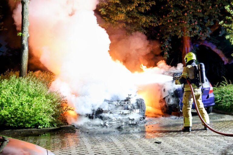 Twee auto’s in lichterlaaie, oorzaak onbekend