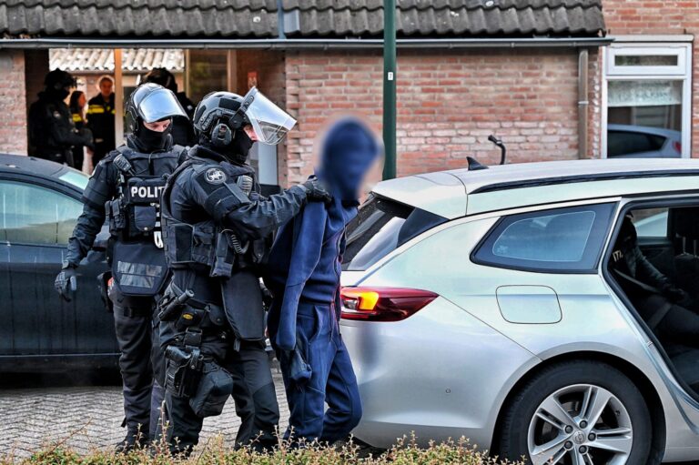 Meer dan honderd agenten ingezet bij invallen