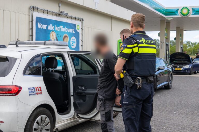 Drie mannen aangehouden na vondst meerdere wapens bij controles