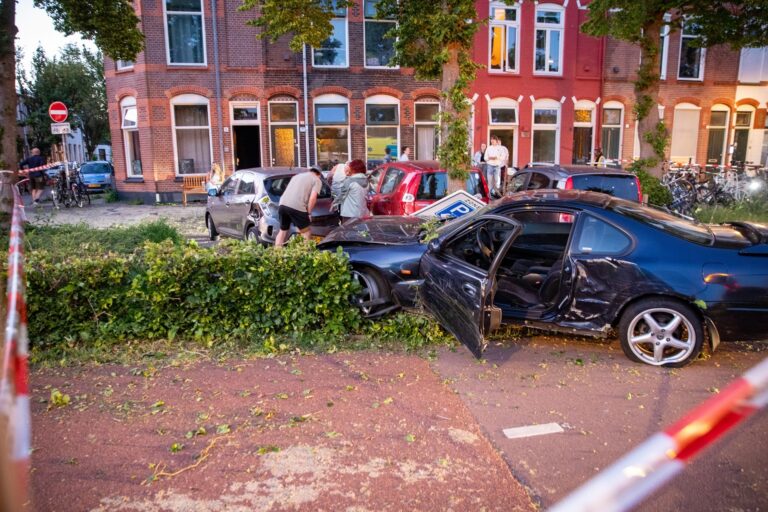 Auto ramt verkeersborden en crasht tegen geparkeerde auto’s