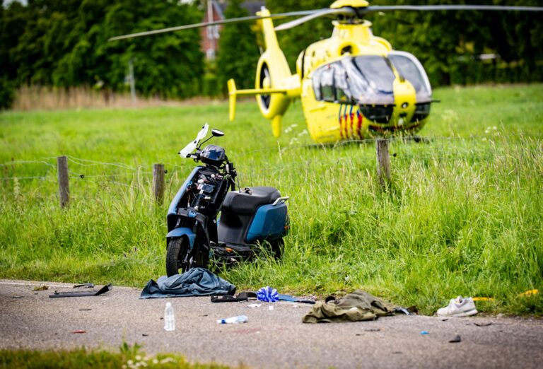Scooterrijdster zwaargewond na aanrijding met auto, traumahelikopter ingezet