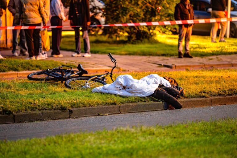 Fietser gewond na botsing met auto bij oversteekpunt