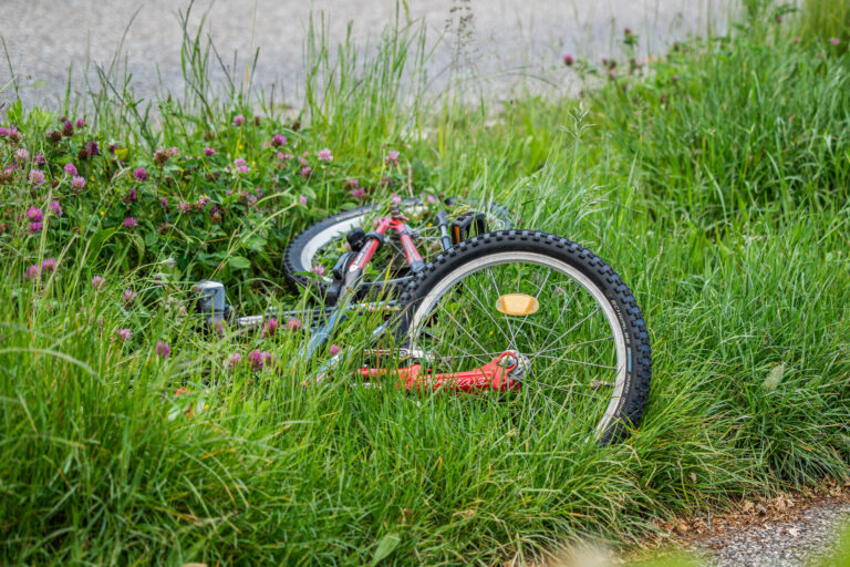 Kind op fiets ernstig gewond bij aanrijding, bestuurder aangehouden