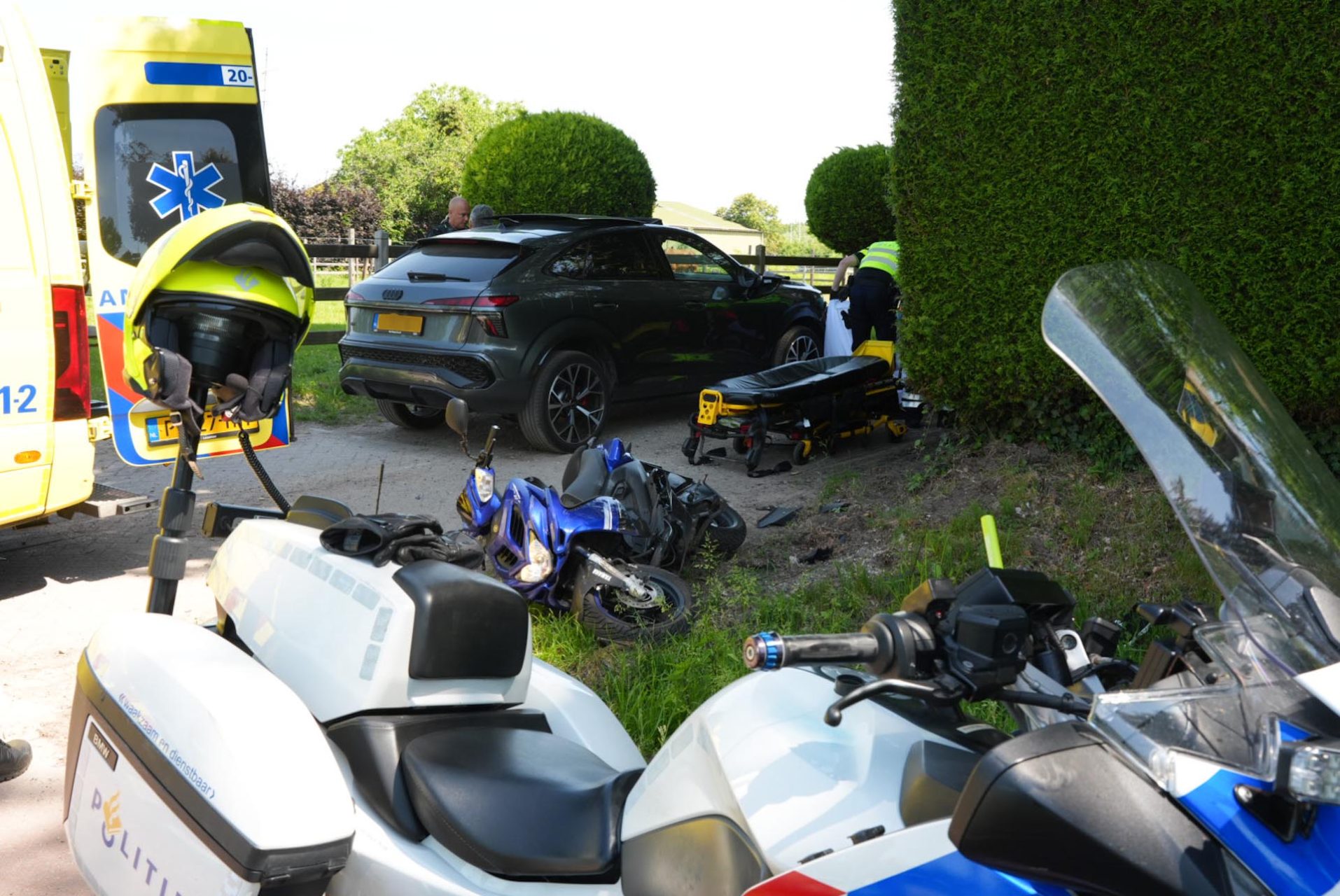 Scooterrijder zwaargewond na botsing met afslaande auto