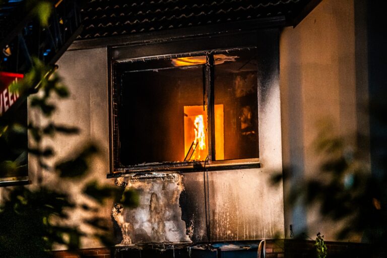 Uitslaande brand in hoekwoning, twee bewoners gewond