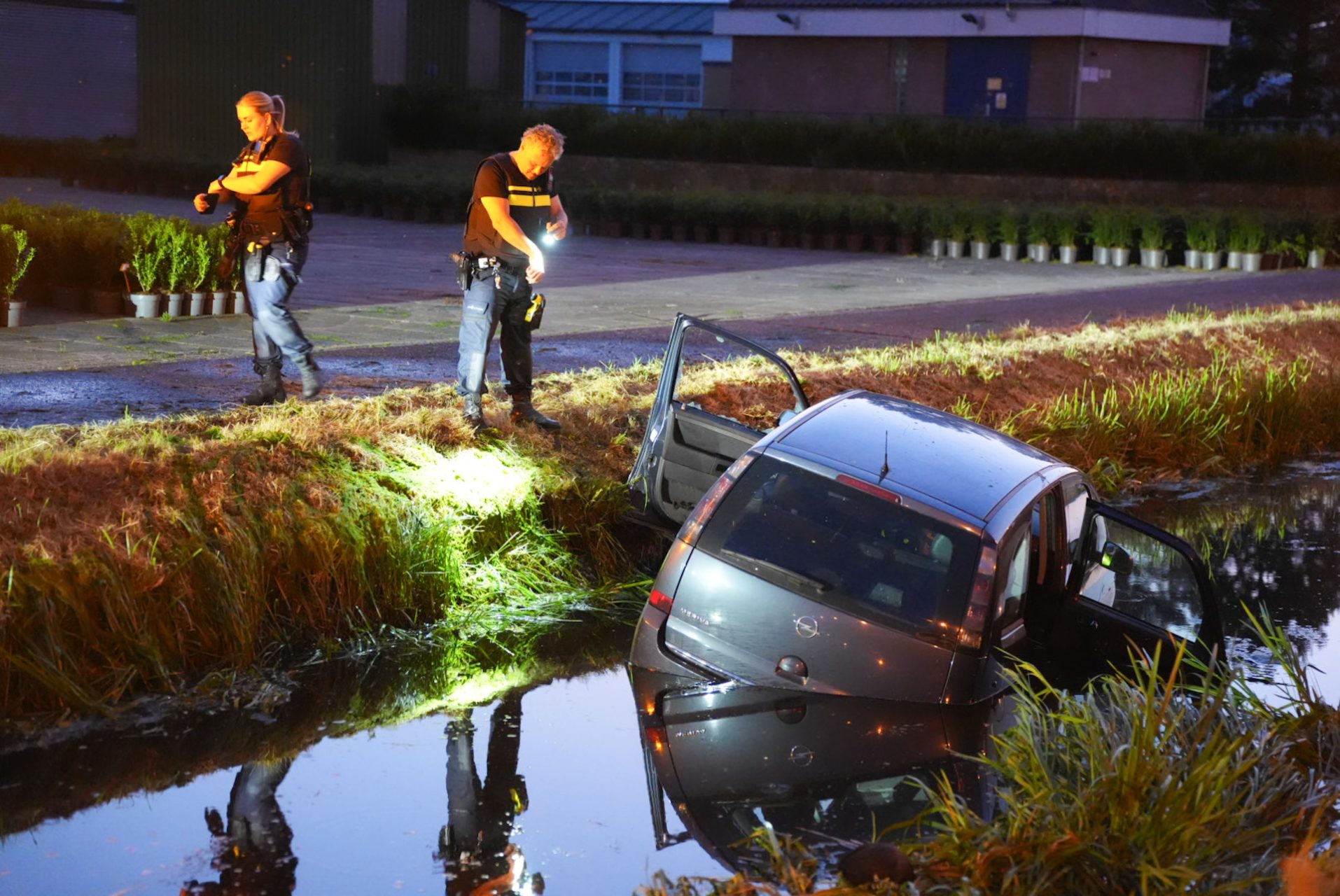 Auto te water, bestuurder gewond naar ziekenhuis