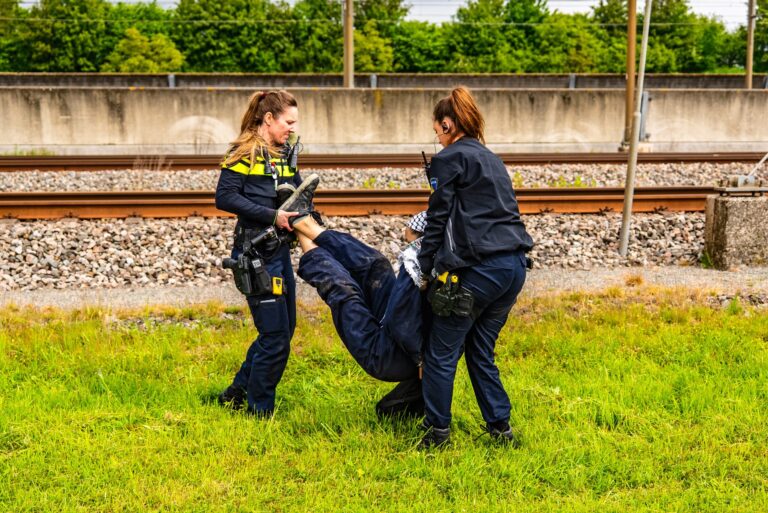 Actievoerders ketenen zich vast aan spoor