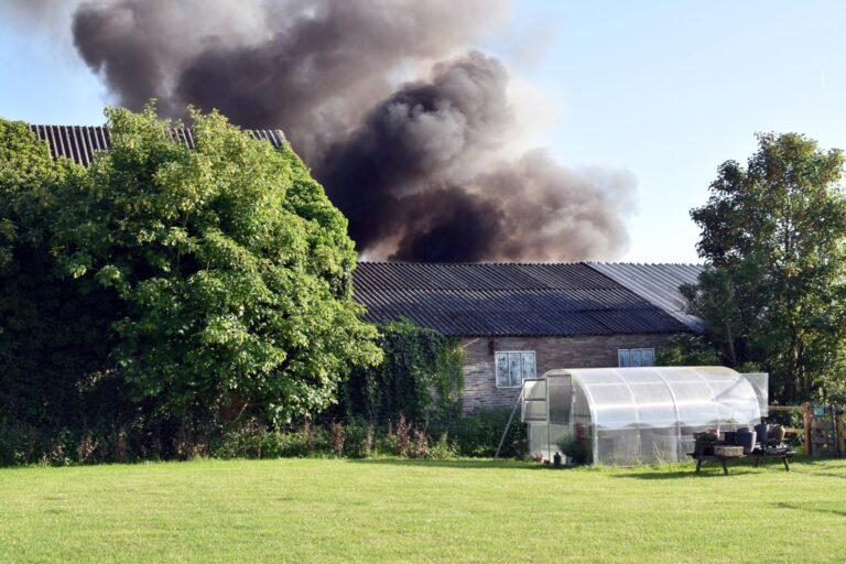 Grote brand bij tractor op boerderij, asbest vrijgekomen en schuren beschadigd