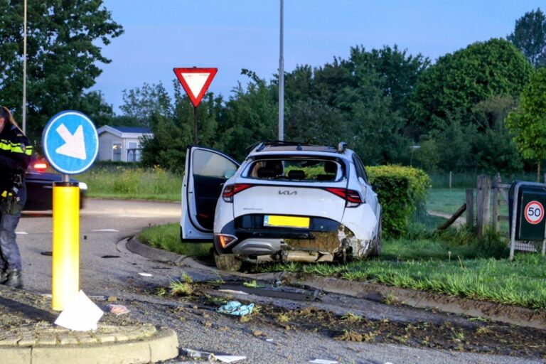 Auto crasht tijdens achtervolging, bestuurder vlucht te voet