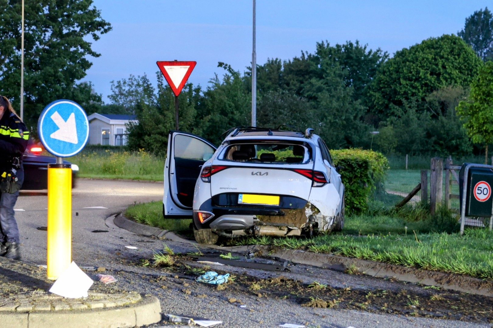 Auto crasht tijdens achtervolging, bestuurder vlucht te voet