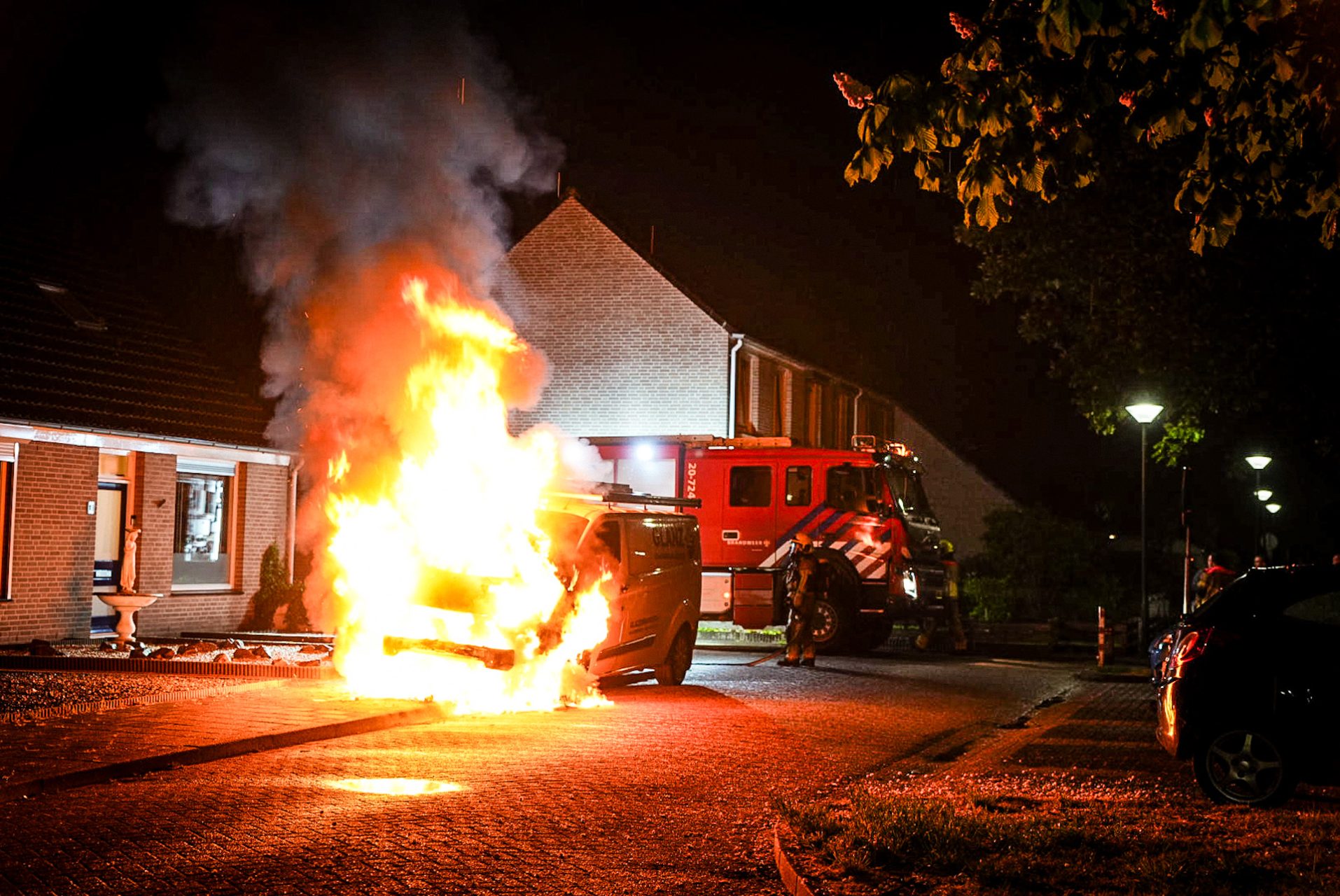 Bedrijfsbus gaat in vlammen op